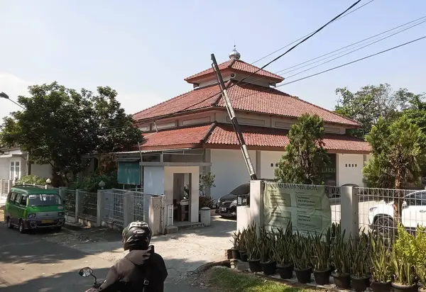 Batı Cava 'da Kızıl Döşemeli Çatılı Güzel Cami. Bogor, Endonezya 11 Ağustos 2025