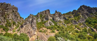 Bulgaristan 'ın Doğu Rhodopes kenti Madzharovo' ya giden sıcak yaz. Dağlarda gün batımı. Adra Nehri 'nde gün doğumu. Doğuda bir köy. Bulgaristan 'da vahşi doğa ve dağlar.