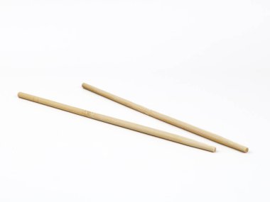 Ahşap çubuklar üzerinde beyaz izole çifti