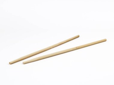 Ahşap çubuklar üzerinde beyaz izole çifti