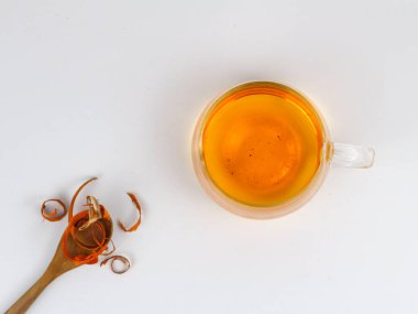 Geleneksel bitkisel içecek beyaza izole edilmiş.