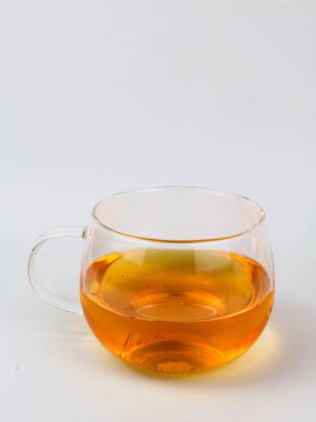 Geleneksel bitkisel içecek beyaza izole edilmiş.