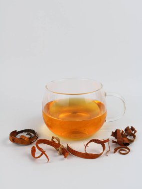 Geleneksel bitkisel içecek beyaza izole edilmiş.