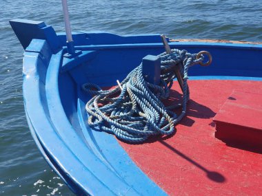 Doldurulmuş Mavi ve Kırmızı Tekne Halatı