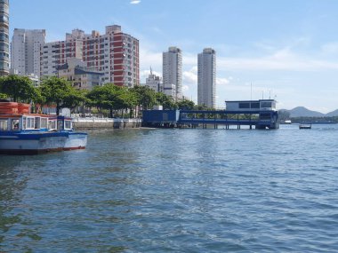 Tekneleri ve yüksek binaları olan Şehir Rıhtımı