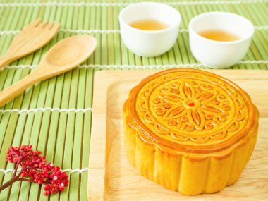 Mooncake sonbahar ortası festivali veya Mooncake Festivali için ahşap bir plaka üzerinde