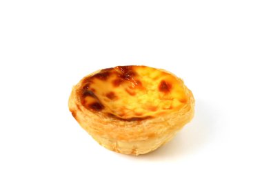 Taze pişmiş yumurta tart veya beyaz arka plan üzerinde izole kremalı tart (pastel de nata)