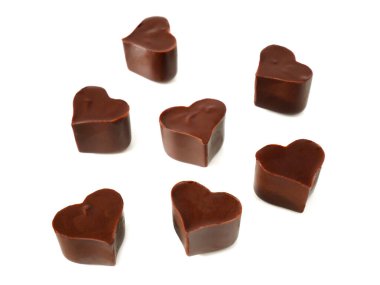 Ev yapımı kalp şeklinde çikolata truffles beyaz arka plan üzerinde izole. Sevgi ve Sevgililer günü kavramı.