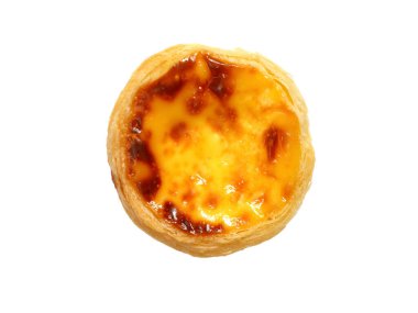 Taze pişmiş yumurta tart veya beyaz arka plan üzerinde izole kremalı tart (pastel de nata)