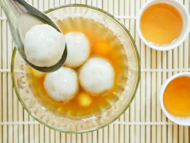 Tatlı yapışkan pirinç topları tatlı zencefil şurup (Tang Yuan) siyah susam ile dolu. Çin tatlı.