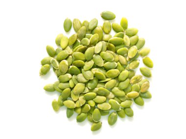 Beyaz arka planda izole edilmiş kabak tohumları. Üst görünüm.