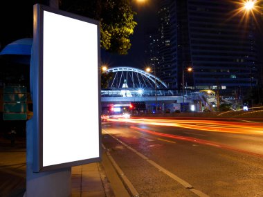 Geceleri boş reklam billboard yolu ışık ile rotaları