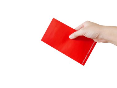 Kadının eli beyaz arkaplanda kırmızı paket veriyor