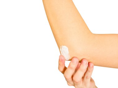 Beyaz arka planda izole edilmiş kuru cildi önlemek için dirseğe nemlendirici krem süren kadın (kırpma yolu ile))