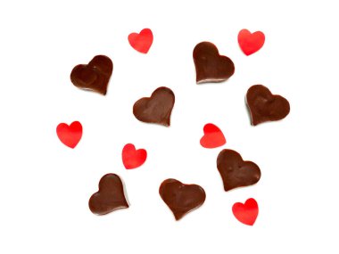 Ev yapımı kalp çikolata truffles beyaz arka plan üzerinde izole kırmızı kalp şeklinde. Sevgi ve Sevgililer günü kavramı.