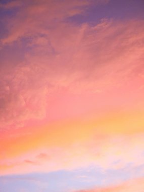 Akşam arkaplanındaki renkli gökyüzü