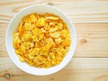 Tahta arka planda altın mısır gevreği. Üst görünüm.