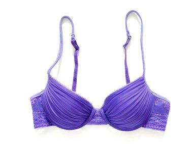 Beyaz arka planda dantelli zarif mor sutyen. Üst görünüm.