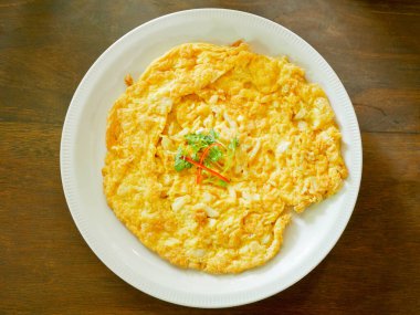 Beyaz bir tepside yengeç etli omlet. Üstten görünüm.