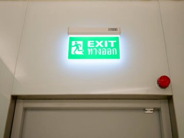 Mağaza binada yeşil çıkış işareti