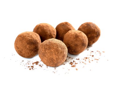 Beyaz arka plan üzerinde izole kakao tozu ile ev yapımı çikolata truffles