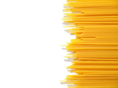 Kopya alanı ile beyaz arka plan üzerinde izole kurutulmuş capellini spagetti