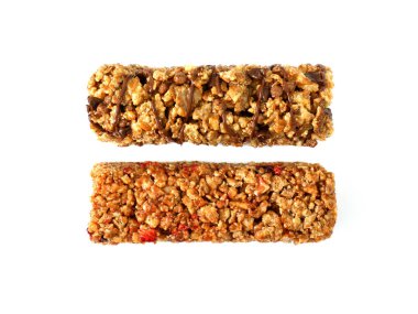 Beyaz arka planda izole edilmiş çikolata ve çilekli mısır gevreği. Üst görünüm.