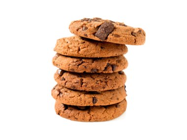 Beyaz arkaplanda izole edilmiş çikolata parçacıklı kurabiye yığını