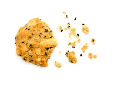 Kaşu somun ve siyah susam tohumu çerez beyaz arka plan üzerinde izole kırıntıları ile