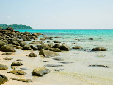 Güneşli bir kristal berraklığında su Koh Kood Island, Tayland