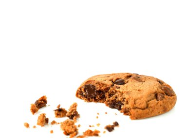 Beyaz arka planda izole edilmiş çikolata parçacıklı kurabiyeler.