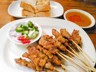 Salatalık salatası ve fıstık soslu sığır eti.