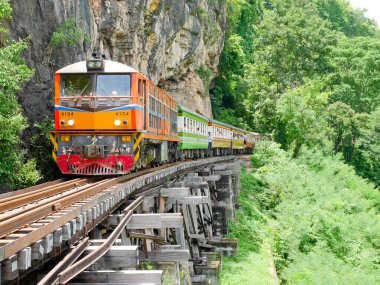 Kanchanaburi, Tayland - 7 Ağustos 2017: Ölüm Demiryolu olarak bilinen tarihi demiryolu, trende bir sürü turist manzaranın fotoğraflarını çekiyor.