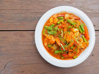 Ahşap masada acı biberli kızarmış karides. Tayland yemeği. Üst görünüm.