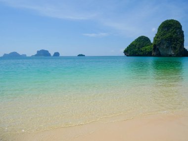Phra Nang Mağara sahilinde kristal berrak su, Tayland, Krabi 'de güneşli bir günde Railay