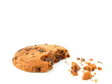 Beyaz arka planda izole edilmiş çikolata parçacıklı kurabiyeler.