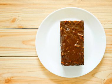 Tahta masadaki bademli çikolatalı pasta. Üst görünüm.