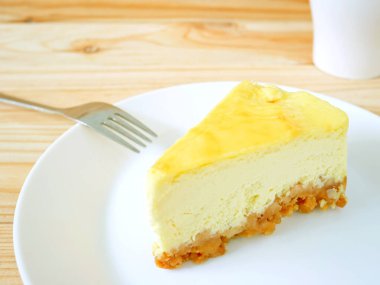 New York cheesecake beyaz plaka üzerinde