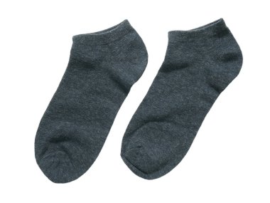 Bir çift temel ayak bileği gri çorabı ya da beyaz arka planda izole edilmiş kısa gri çorap.