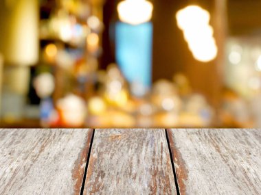 Noel dekorasyonu için bulanık bokeh ışığı üzerinde ürün gösterimi için ahşap masa