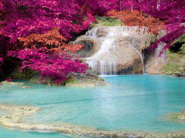 Sonbaharda Erawan Şelalesi 'nde renkli yapraklar ve berrak mavi su manzarası