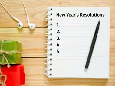 Defter ve kalem yeni yıl kararları yazmak için. Yeni yıl hedefleri kavramı.