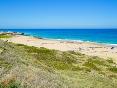 Bunbury sahilinde berrak su ve mavi gökyüzünün güzel manzarası