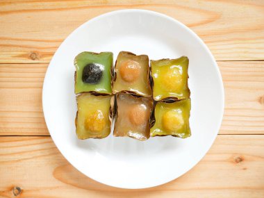 Nian gao veya yapışkan pirinç çeşitli dolguları ile yapılmış Çin yeni yıl pastası (pirinç keki)