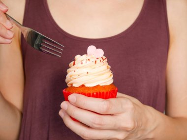 Buttercream frosting ile dekoratif kek yemek kadın