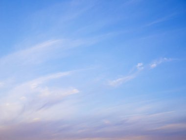 Akşam mavi gökyüzü ve pastel bulut