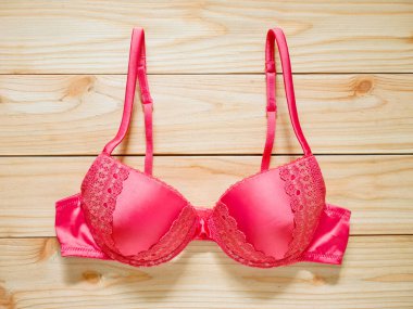 Tahta masada kırmızı sütyen. Üst görünüm