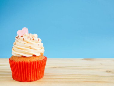 Kopya alanı ile ahşap masa üzerinde buzlanma buttercream ile cupcake