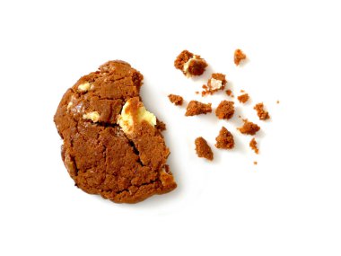 Beyaz arka planda izole edilmiş çikolata parçacıklı kurabiyeler. Üst görünüm.