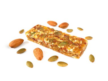 Kepekli tahıl bar veya kabak çekirdeği, badem ve kurutulmuş beyaz arka plan üzerinde izole meyve ile küçük börek